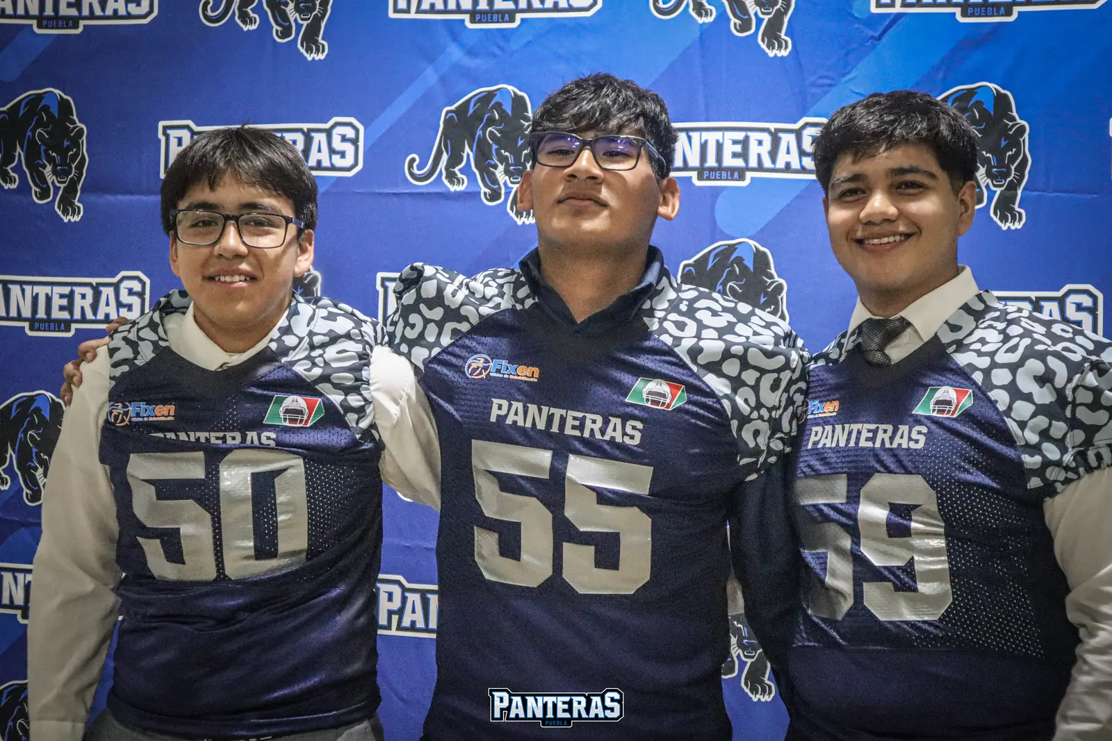 Promovemos disciplina, trabajo en equipo y resiliencia dentro y fuera del campo.